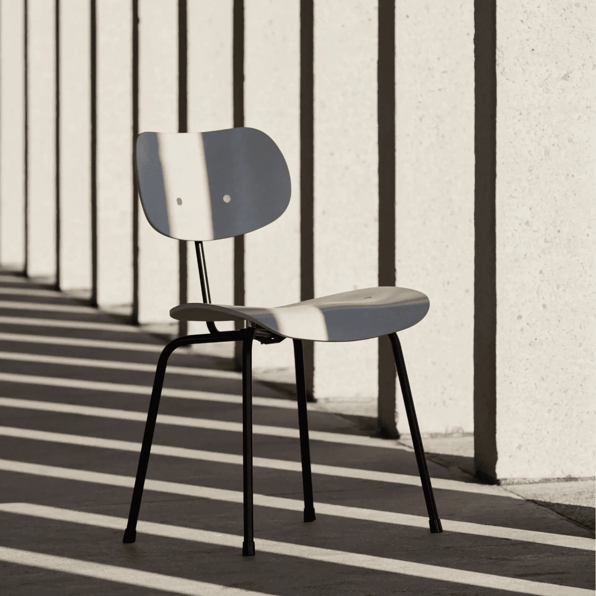 Please Wait To Be Seated / Eiermann - Eiermann SE68 Dining Chair | Light Grey - Chair - DANSKshop.com